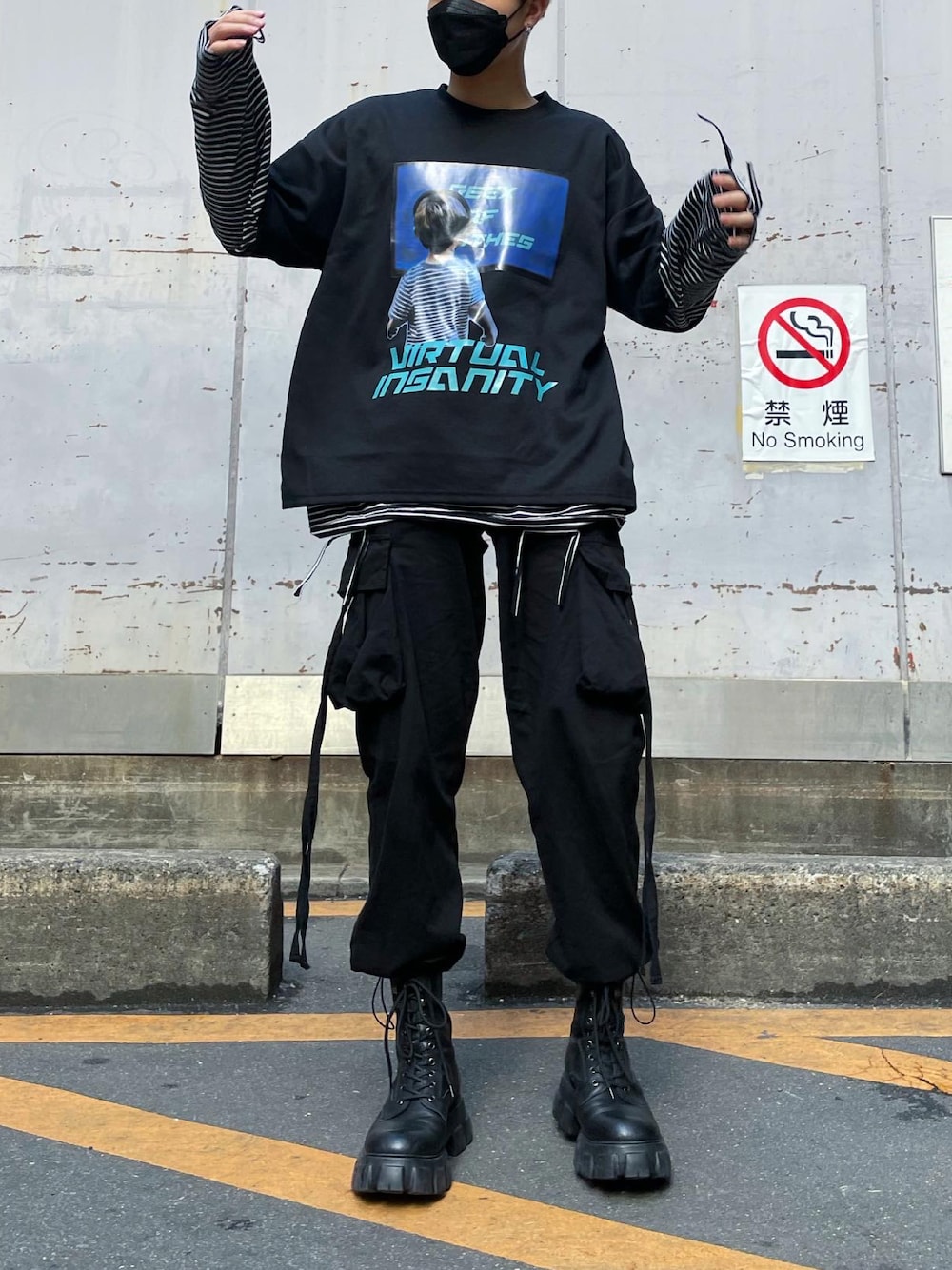「シンプル、ボーダー、休日スタイル、ブラック、ブーツ、冬のコーデ、カーゴパンツ、重ね着、ビッグシルエット、ストリート、韓国ファッション」｜「G.O.CのG.O.C / ジーオーシー グラフィックバックプリント ビッグシルエット半袖Tシャツ（Tシャツ/カットソー、ブラック系）」を使った、めぶさん（メンズ・178cm）の冬コーディネートの1枚目の写真