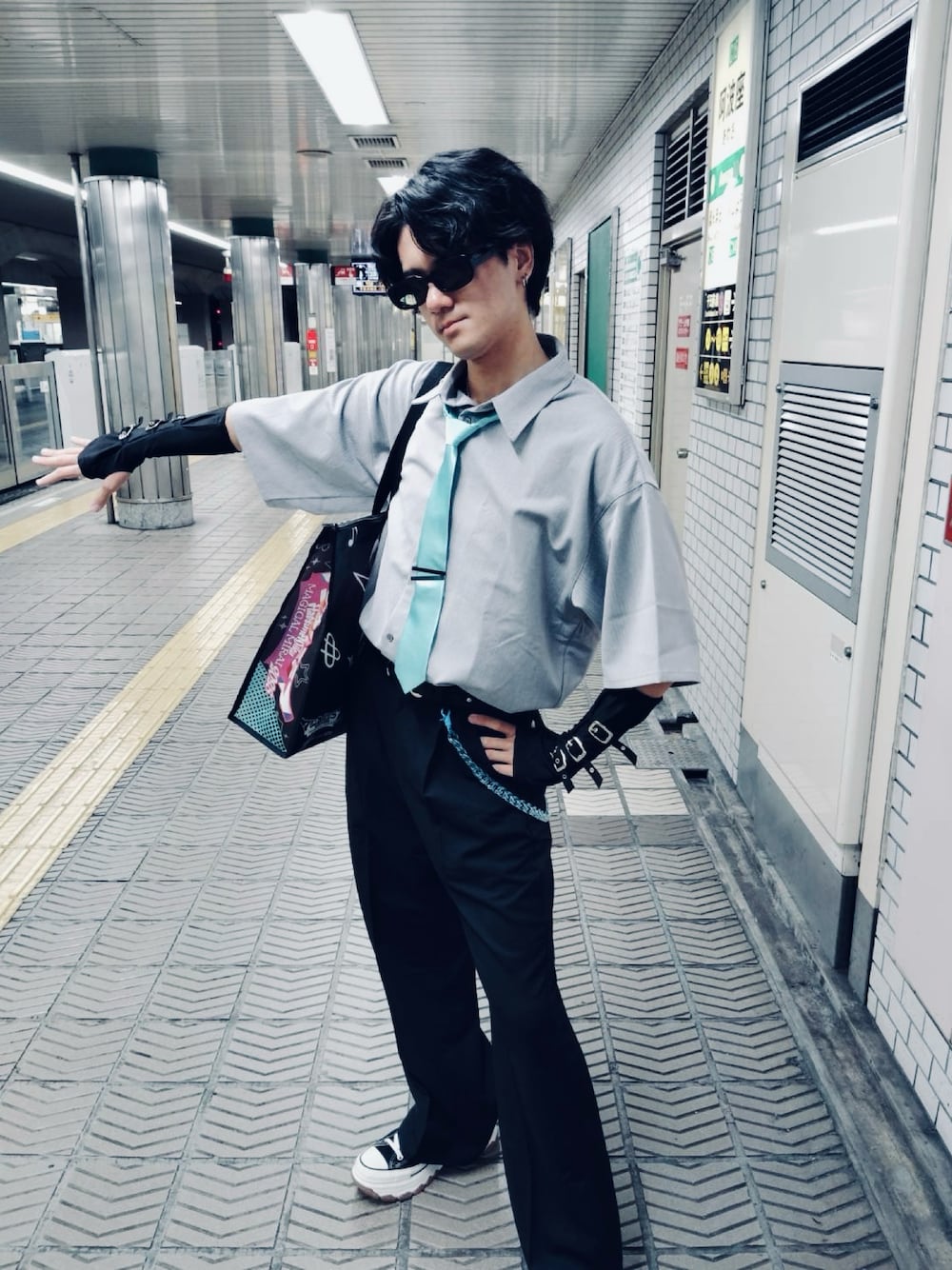 「概念コーデ、初音ミク」｜「CLELの【CLEL】TR Loose Half Sleeve Regular Collor Shirt / TR ルーズ半袖レギュラーカラーシャツ【セットアップ対応】（シャツ/ブラウス、グレー系）」を使った、アシトミさん（メンズ・180cm）の秋コーディネートの1枚目の写真