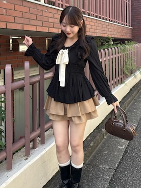 「continuer de NICE CLAUP（コンティニューデナイスクラップ）の大人ガーリーな魅力たっぷりのシャーリングペプラムブラウス（シャツ/ブラウス、ブラック系）」を使った、ちぴさん（レディース・158cm）の夏コーディネート