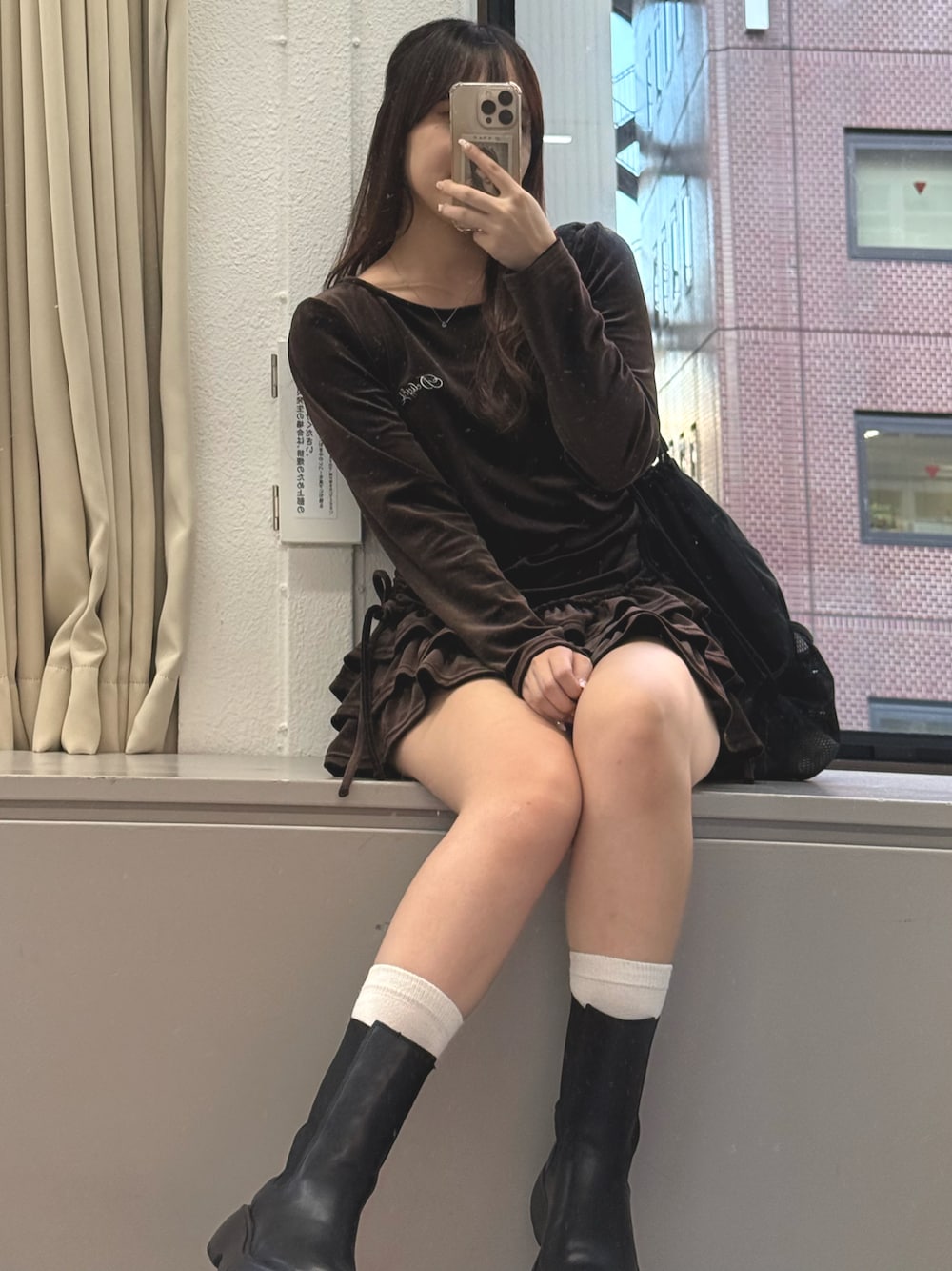 「ミニワンピ、ベロア、プチプラ、プチプラコーデ、韓国」｜「Another Branch olive des oliveの【めい@may_81oセレクト】ベロア裾フリルミニワンピース（ワンピース、ブラウン系）」を使った、ちぴさん（レディース・158cm）の夏コーディネートの1枚目の写真