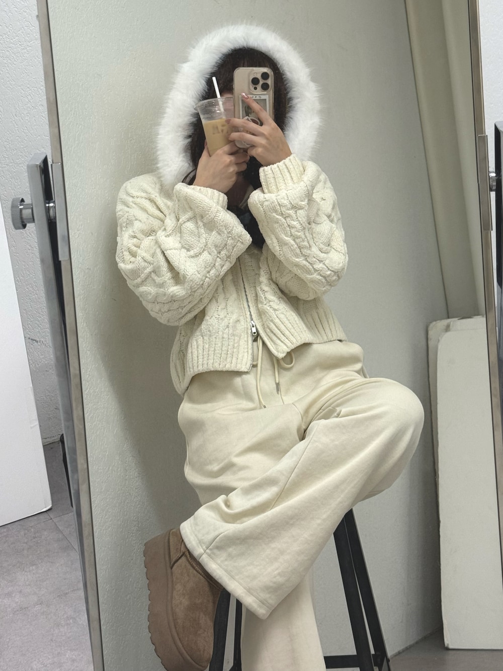 ホワイト系のパーカーを着用したレディースの秋コーディネートの1枚目の写真