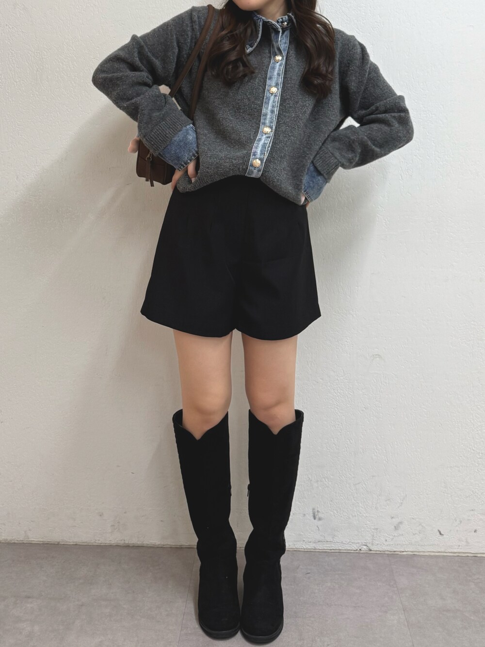 グレー系のカーディガン/ボレロ、ブラック系のその他パンツ、ブラック系のブーツを着用したレディースの秋コーディネートの1枚目の写真