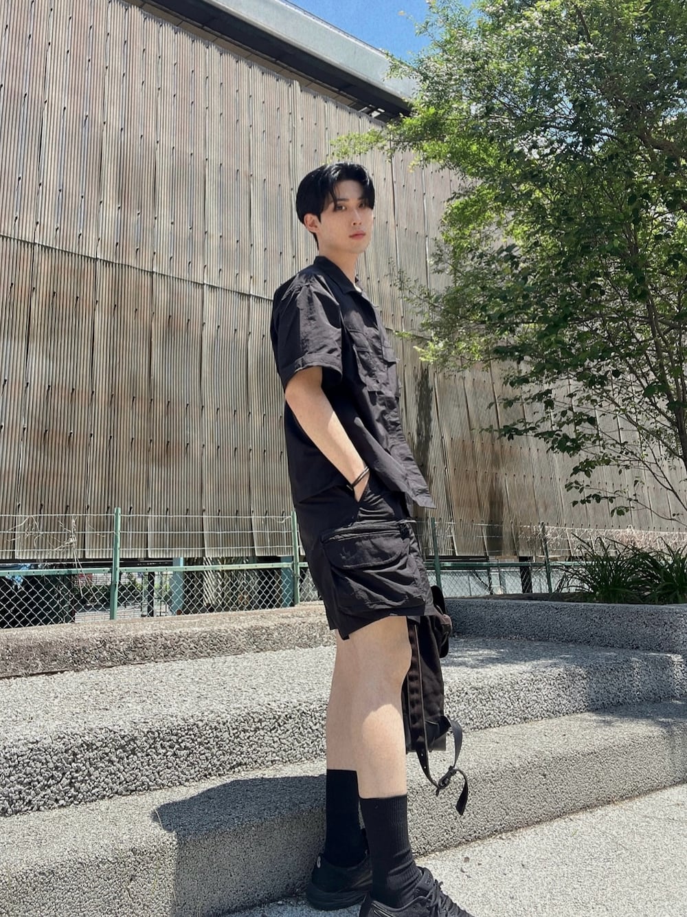 「シンプルスタイル、メンズコーデ、GU、GUコーデ、ハーフパンツ、アウトドアスタイル、リラックススタイル、夏コーデ、black、ブラック、オールブラック、お出かけコーデ、休日スタイル」｜「ASICSのアイテム（スニーカー、ブラック系）」を使った、junoさん（骨格ストレート・メンズ・184cm）の夏コーディネートの1枚目の写真