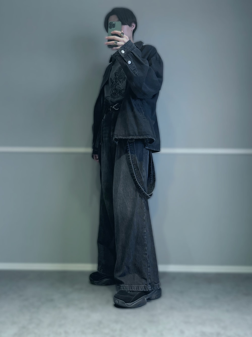 グレー系のデニムパンツ、ブラック系のデニムジャケット、グレー系のTシャツ/カットソーを着用したメンズの春コーディネートの1枚目の写真