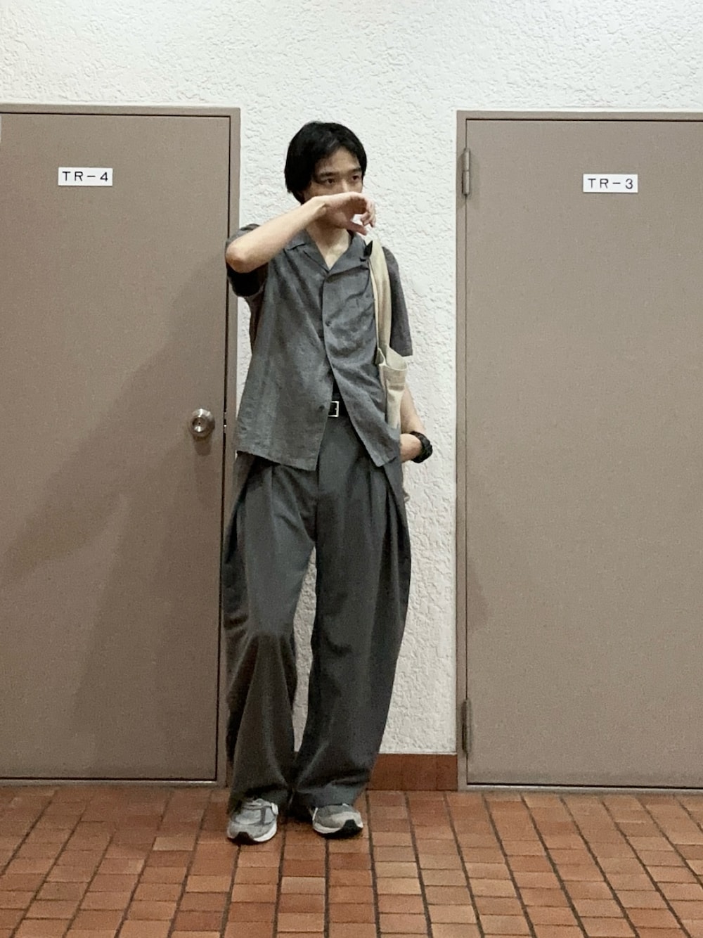 「soerteの3TUCK WIDE BALLOON TROUSERS / 3タックワイドバルーントラウザー（スラックス、グレー系）」を使った、プチプラのじゅんpuchipurajunさん（メンズ・177cm）の夏コーディネートの1枚目の写真
