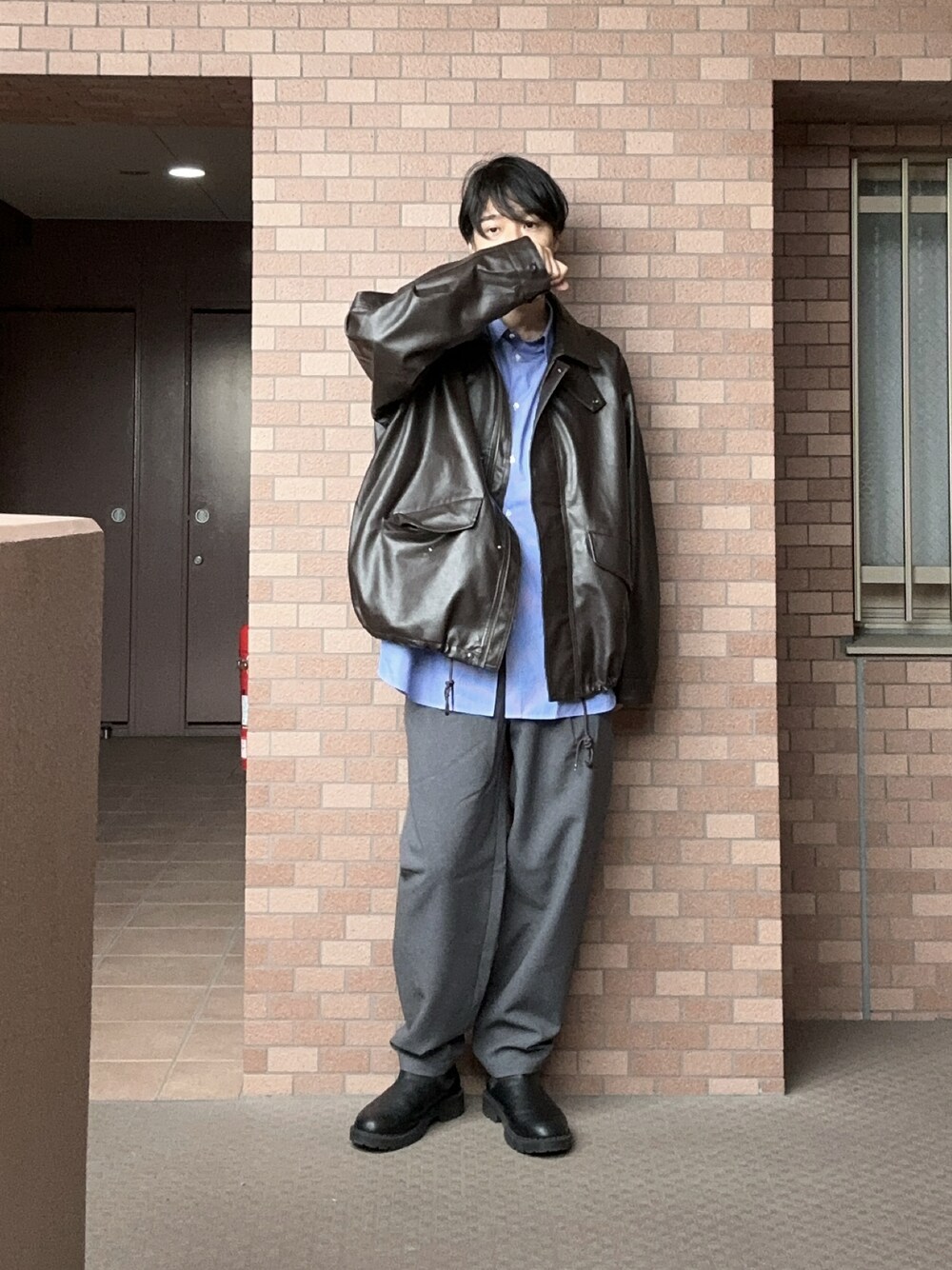 「春めき満開コーデ、レザージャケット、春色、ストライプシャツ」｜「EMMA CLOTHESのヴィンテージメイク オーバーサイズミリタリーブルゾン（ブルゾン、ブラウン系）」を使った、プチプラのじゅんpuchipurajunさん（メンズ・177cm）の春コーディネートの1枚目の写真