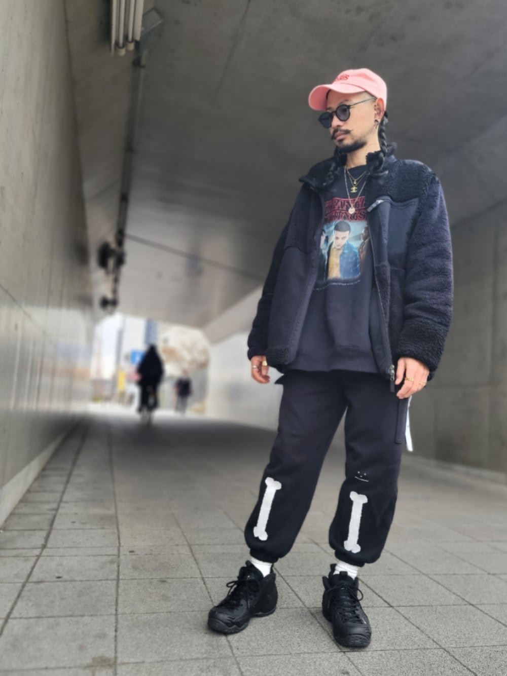 「ブラックコーデ、プチプラコーデ、GU、メンズファッション、今日のコーデ、ユニクロ、ストレンジャーシングス、差し色コーデ、ゆるコーデ、シンプルスタイル、ジーユーコーデ、コムデギャルソン、ギャルソン、foamposite、COMME des GARCONS」｜「GUのアイテム（スウェット、ブラック系）」を使った、まるこさん（骨格ストレート・メンズ・173cm）の冬コーディネートの1枚目の写真