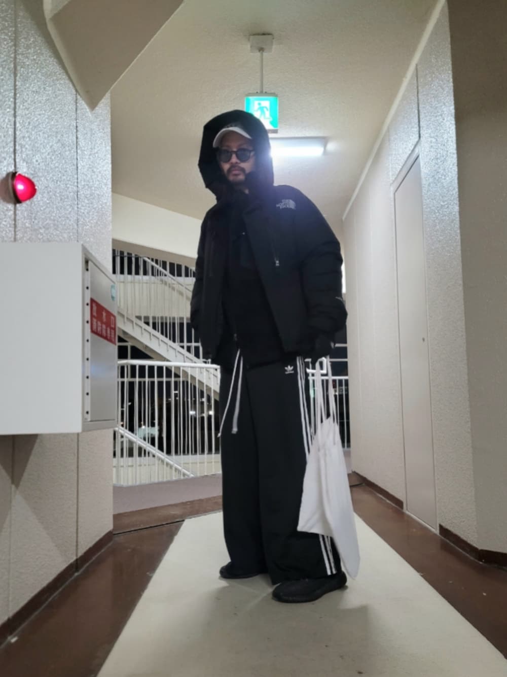 「ブラックコーデ、今日のコーデ、メンズファッション、大人カジュアル、シンプルスタイル、オールブラック、ノースフェイス、yeezy、YeezyBoost350、バルトロライトジャケット、adidas、adidas originals、アラフォー、アラフォーコーデ、オリジナルキャップ」｜「THE NORTH FACEのTHE NORTH FACE　Baltro Light Jacket（ダウンジャケット/コート、ブラック系）」を使った、まるこさん（骨格ストレート・メンズ・173cm）の冬コーディネートの1枚目の写真