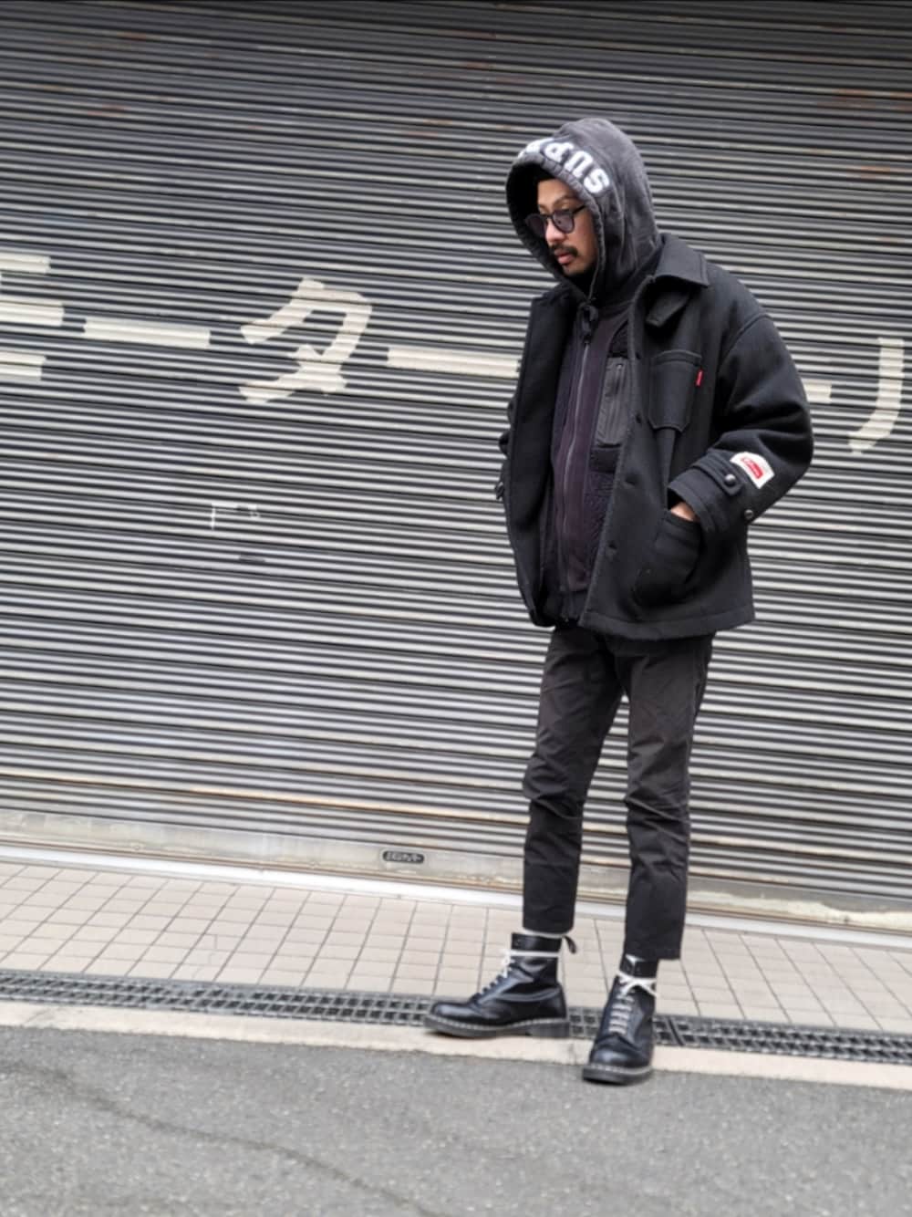 Supreme のパーカーを使った「オールブラックコーデ」の人気