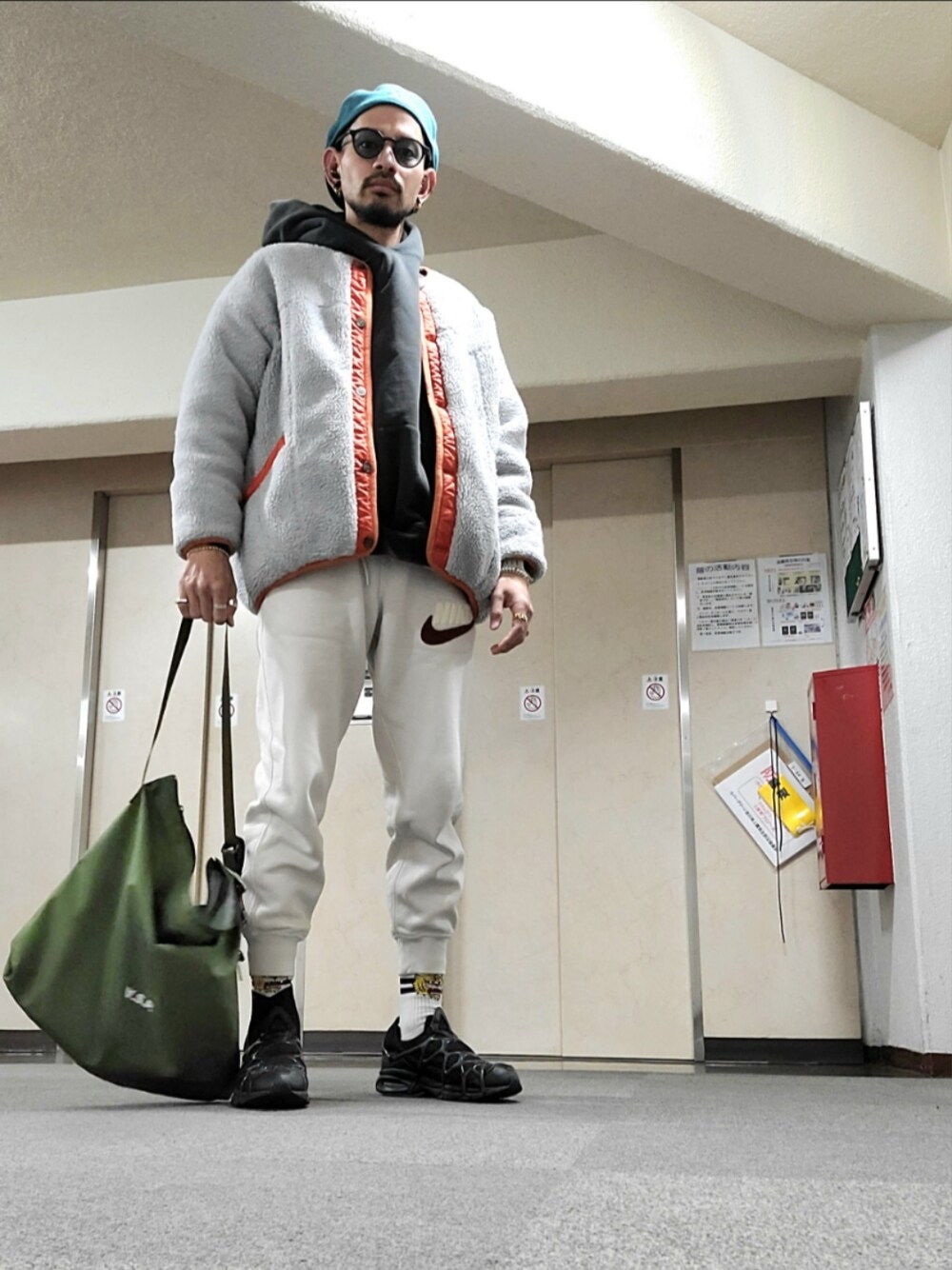 「最近のいい感じコーデ、フリース、ホワイトコーデ、今日のコーデ、メンズファッション、休日コーデ、ホワイト、ゆるコーデ、お出かけコーデ、おでかけコーデ」｜「KANGOLの【入荷禁止】【KANGOL】Wool 504 / 【カンゴール】ウール504（ハンチング/ベレー帽、グリーン系）」を使った、まるこさん（メンズ・173cm）の冬コーディネートの1枚目の写真