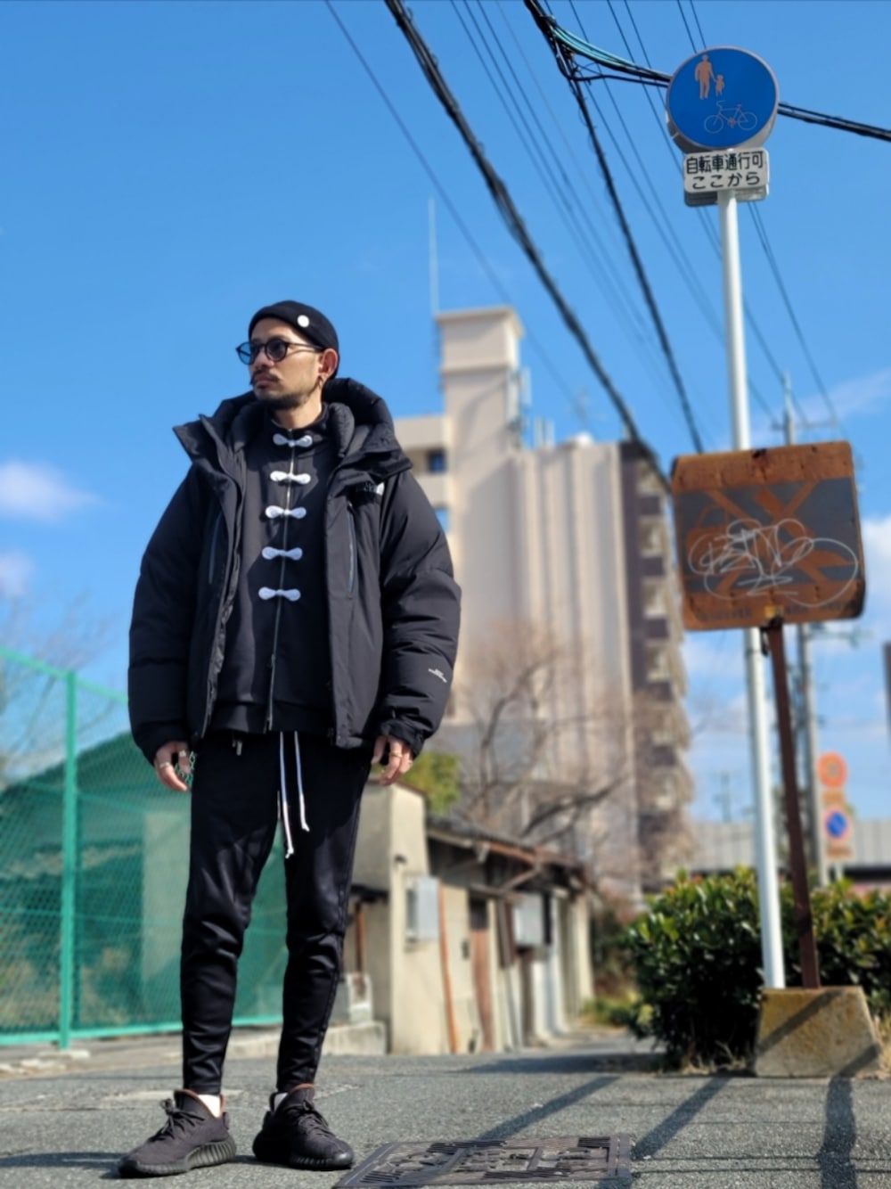 「メンズファッション、今日のコーデ、大人カジュアル、休日コーデ、オールブラック、adidas、セットアップスタイル、ジャージコーデ、YeezyBoost350、バルトロライトジャケット、モノトーンコーデ、adidasジャージ、atmos、アトモス、おっさんコーデ」｜「Yeezyのアイテム（スニーカー、ブラック系）」を使った、まるこさん（骨格ストレート・メンズ・173cm）の冬コーディネートの1枚目の写真