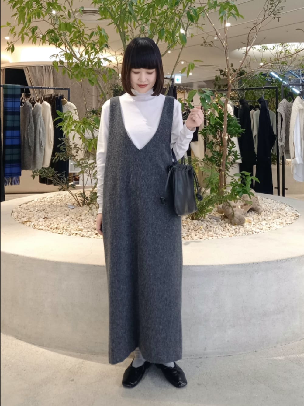 グレー系のTシャツ/カットソー、グレー系のワンピース、ブラック系のその他雑貨を着用したレディースの冬コーディネートの1枚目の写真