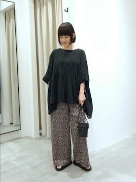 「かぐれ（カグレ）のコットンクレープギャザーブラウス（Tシャツ/カットソー、ブラック系）」を使った、トダカさん（レディース・160cm）の夏コーディネート