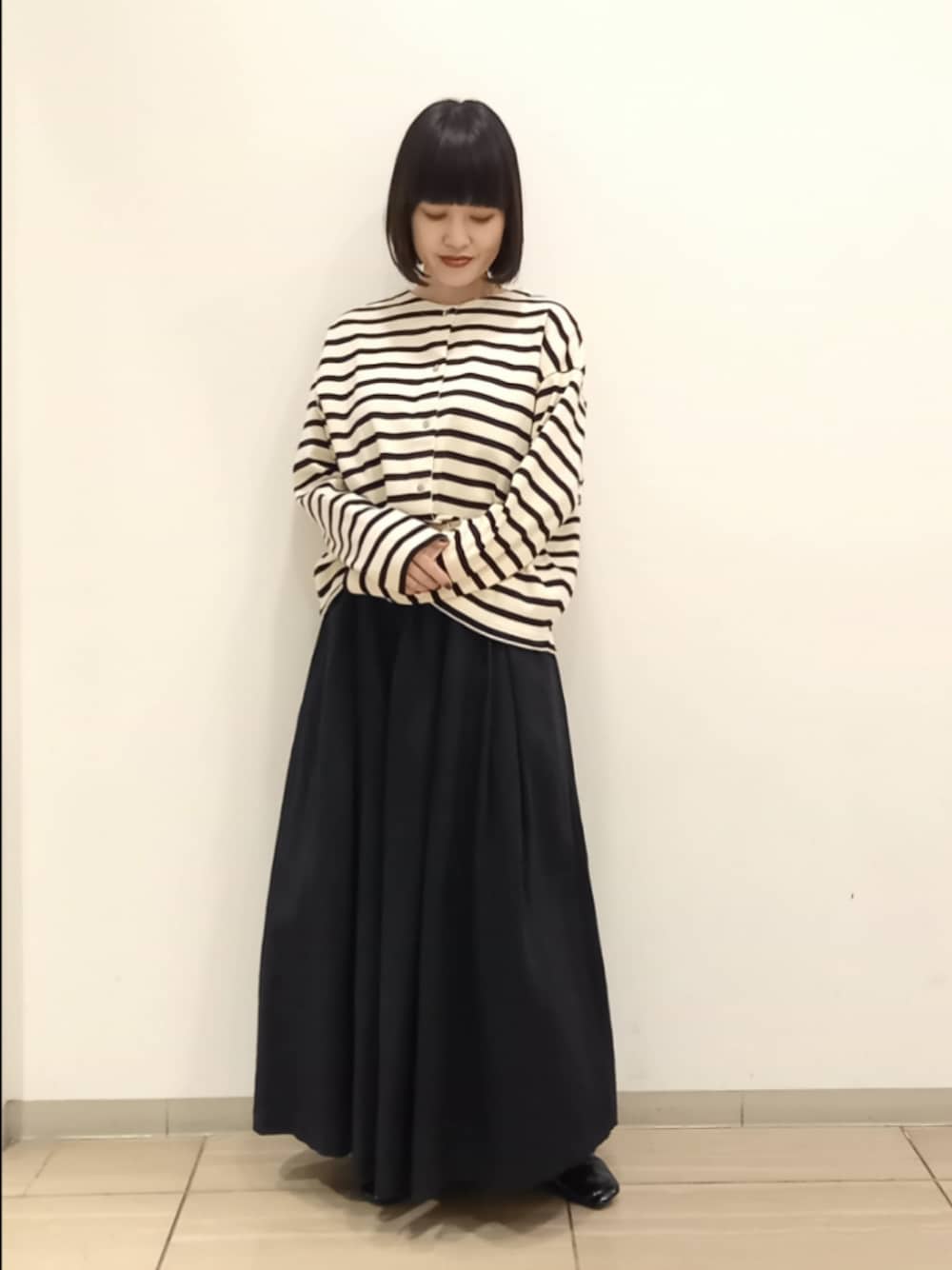 その他のカーディガン/ボレロ、ブラック系のスカートを着用したレディースの秋コーディネートの1枚目の写真