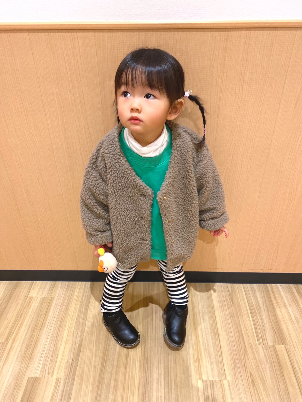 「グリーン、ボアジャケット、サイドゴアブーツ、プチプラ、ボーダー、チャオパニックティピー(CIAOPANIC TYPY)、UNIQLO、スウェット、タートルネック、私の推しブランド、キッズファッション、女の子」｜「UNIQLOのアイテム（Tシャツ/カットソー、ホワイト系）」を使った、chiih23さん（キッズ・90cm）の冬コーディネートの1枚目の写真