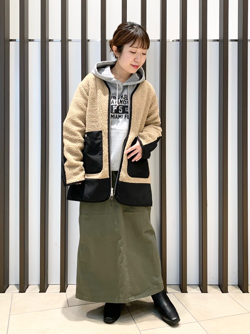 「大人カジュアル、シンプルコーデ、低身長、ビッグシルエット、シンプル、スカート、パーカー、タイトスカート」｜「URBAN RESEARCH Sonny Labelのサイドゴアショートブーツ（ブーツ、ブラック系）」を使った、maaamii02さん（レディース・148cm）の秋コーディネートの1枚目の写真