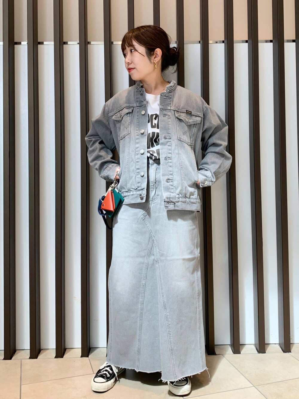 「カジュアルコーデ、秋のコーデ、ラフ、低身長、ワントーンコーデ、ロングスカート、コンバース、スニーカーコーデ、ロゴT」｜「MARIA BLACKの【W】【it】【MARIA BLACK】Dogma Earring - ゴールドプレーティングデザインピアス（ピアス（片耳用）、ゴールド系）」を使った、maaamii02さん（レディース・148cm）の秋コーディネートの1枚目の写真