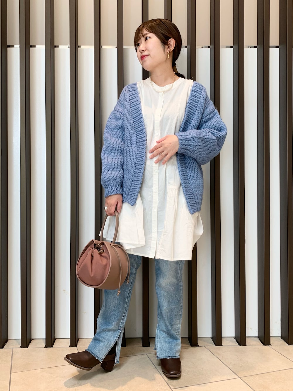 「秋コーデ、だから秋服が好き、シンプル、オトナカジュアル、パンツスタイル、秋冬コーデ、ブーツ、オーバーサイズ、デニム」｜「MARIA BLACKの【W】【it】【MARIA BLACK】Dogma Earring - ゴールドプレーティングデザインピアス（ピアス（片耳用）、ゴールド系）」を使った、maaamii02さん（レディース・148cm）の秋コーディネートの1枚目の写真