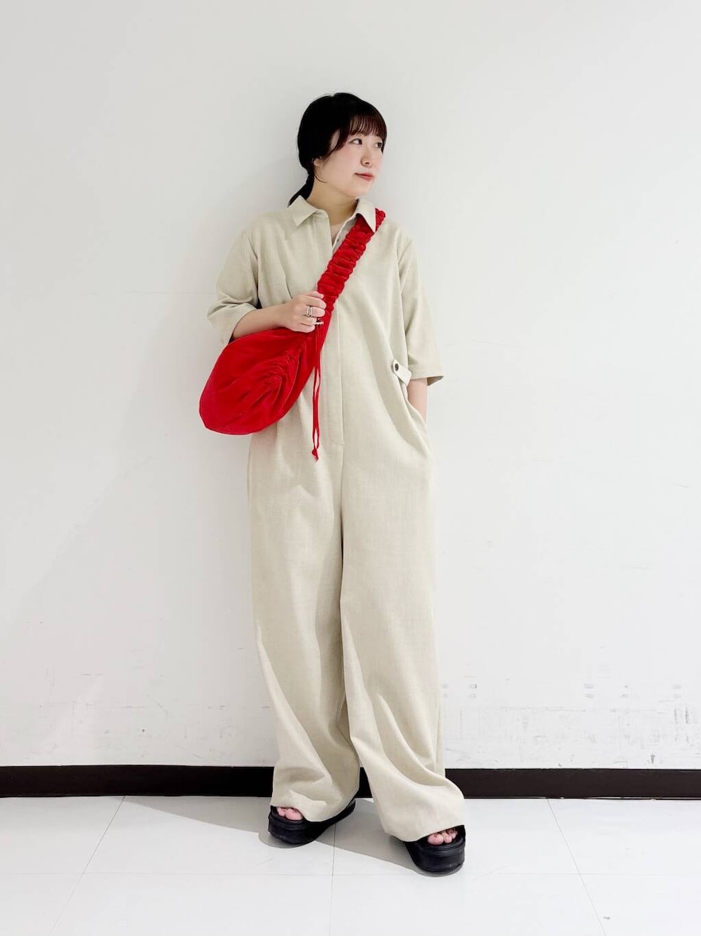 「オールインワン、大人カジュアル、ママコーデ、サンダル、低身長、休日コーデ、newarrival、低身長コーデ、30代、淡色コーデ、体型カバー、旅行コーデ、紫外線対策、ママの体型カバー、149cm」｜「RODE SKOのhun RODE SKO　Gather small（ショルダーバッグ、レッド系）」を使った、mamiさん（レディース・150cm）の夏コーディネートの1枚目の写真