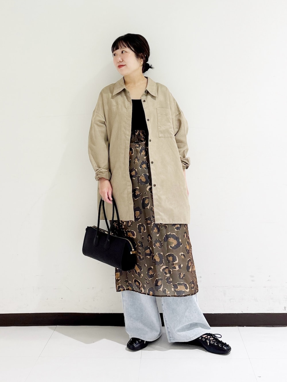 ベージュ系のシャツ/ブラウス、ブラック系のショルダーバッグ、グリーン系のスカートを着用したレディースの秋コーディネートの1枚目の写真