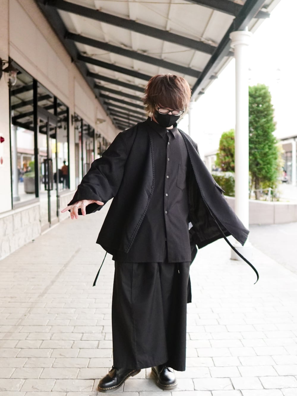 「レイヤード、ブラックコーデ、オールブラック、モード系、ドクターマーチン、モード、ワントーン、和装、袴パンツ、ドメスティックブランド、和服、黒コーデ、未来のWEARISTAプロジェクト」｜「NOT CONVENTIONALのT/R hakama pant（その他パンツ、ブラック系）」を使った、reiyaさん（メンズ・160cm）の冬コーディネートの1枚目の写真