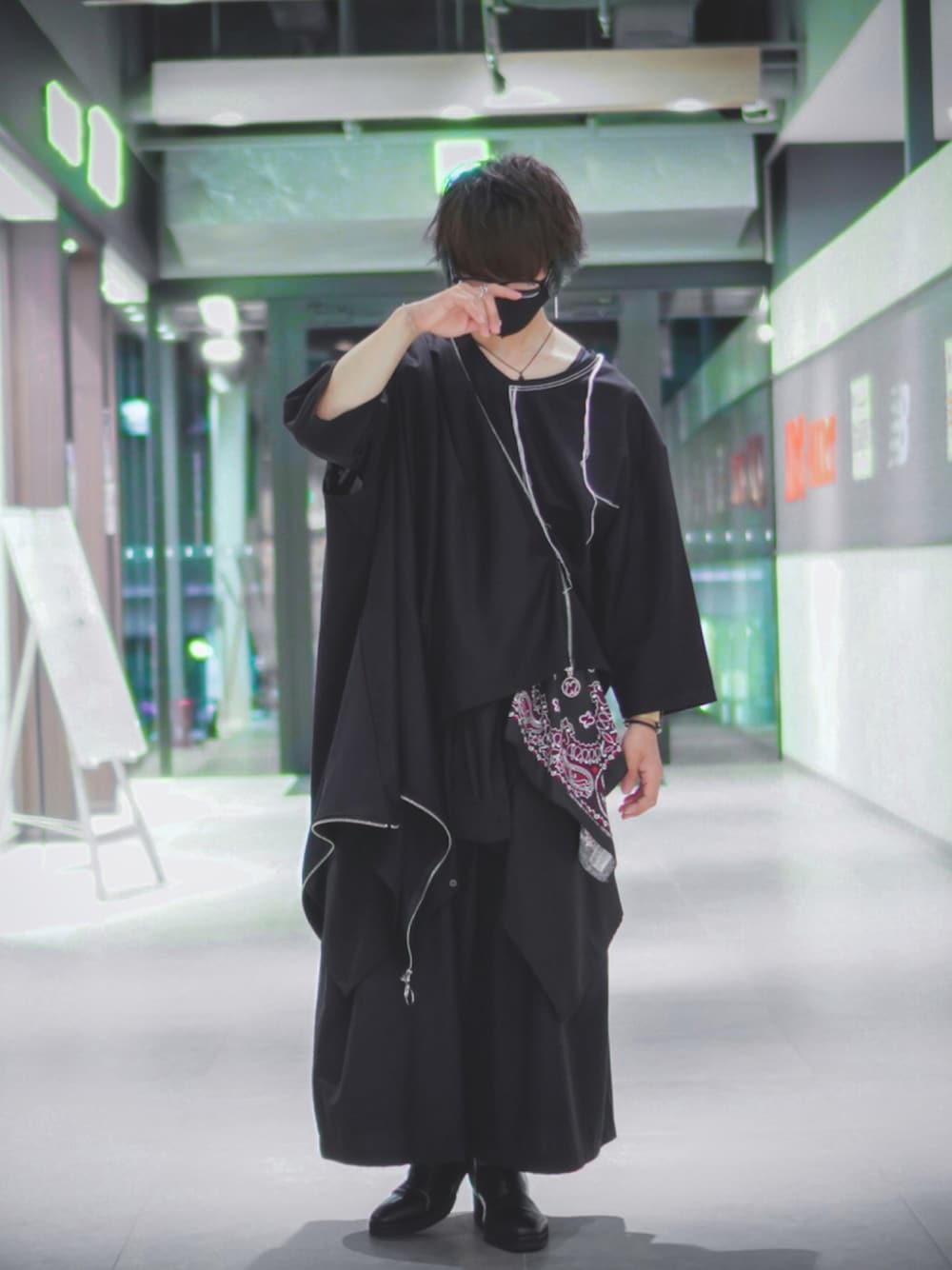 「ブラックコーデ、アシンメトリー、モード系、ヒール、ワイドパンツ、ヒールブーツ、ヨウジヤマモト、袴パンツ、ゆるコーデ、個性的、黒コーデ、オールブラックコーデ、スカーフアレンジ、低身長男子、not conventional」｜「NOT CONVENTIONALのアイテム（Tシャツ/カットソー、ブラック系）」を使った、reiyaさん（メンズ・160cm）の秋コーディネートの1枚目の写真