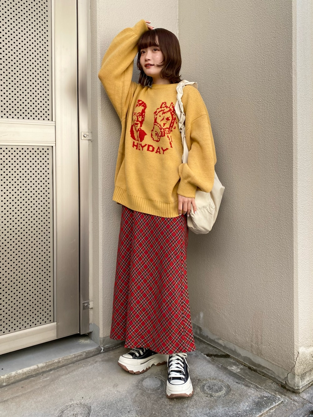 「休日コーデ、お出かけコーデ、ロングスカート、チェック、古着MIX、ニット、厚底シューズ、スニーカー、赤、黄色、コンバース、冬を彩る色いろコーデ」｜「BONLECILLのジェントルマン×馬イラストジャガード BIGシルエットニットプルオーバー（ニット/セーター、イエロー系）」を使った、木村 星南（せな）さん（レディース・162cm）の冬コーディネートの1枚目の写真