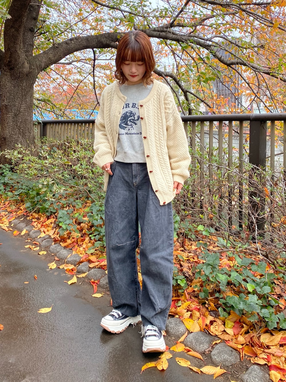 「ファッションを楽しもう、パンツスタイル、大人カジュアル、コンバース、スニーカー、厚底シューズ、デニム、カーディガン、ニット、スウェット、レイヤードスタイル、お出かけコーデ、休日スタイル、古着MIX」｜「FREAK'S STOREのSOMETHING × FREAK'S STORE/サムシング 別注TUCK CURVE WIDE DENIM / 別注 タック カーブ ワイド デニム / カーブパンツ（デニムパンツ、ブラック系）」を使った、木村 星南（せな）さん（レディース・162cm）の秋コーディネートの1枚目の写真