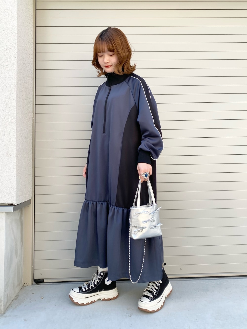 「春のおしゃ見えテクニック、休日スタイル、ラクチンコーデ、ワンピース、スニーカー、ジャージ、ハンドバッグ、ショルダーバッグ、春服みてみて、春コーデ、シルバー、スポーツミックス、春のNewスタイル」｜「forksy.の【forksy.】ハーフジップライン配色トラックジャージワンピース（ワンピース、グレー系）」を使った、木村 星南（せな）さん（レディース・162cm）の春コーディネートの1枚目の写真
