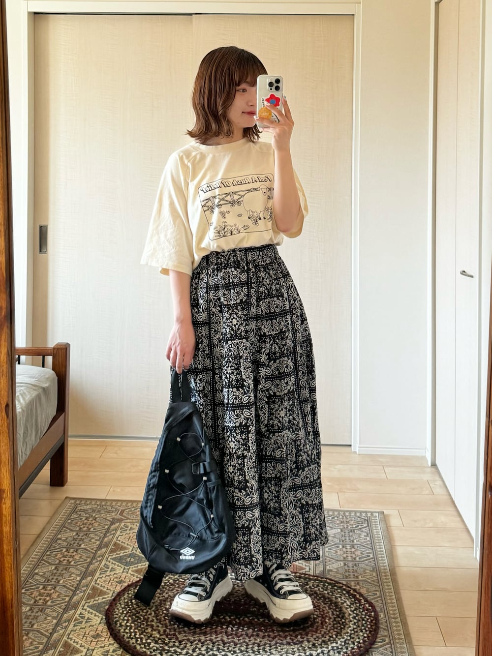 「夏コーデ、夏だ！Tシャツ着よう！、フェスコーデ、ロングスカート、厚底シューズ、スニーカー、ショルダーバッグ、ブラック、Tシャツ、スポーツミックス、お出かけコーデ、休日スタイル」｜「anoco no oheyaのsheep big T（Tシャツ/カットソー、ホワイト系）」を使った、木村 星南（せな）さん（レディース・162cm）の夏コーディネートの1枚目の写真