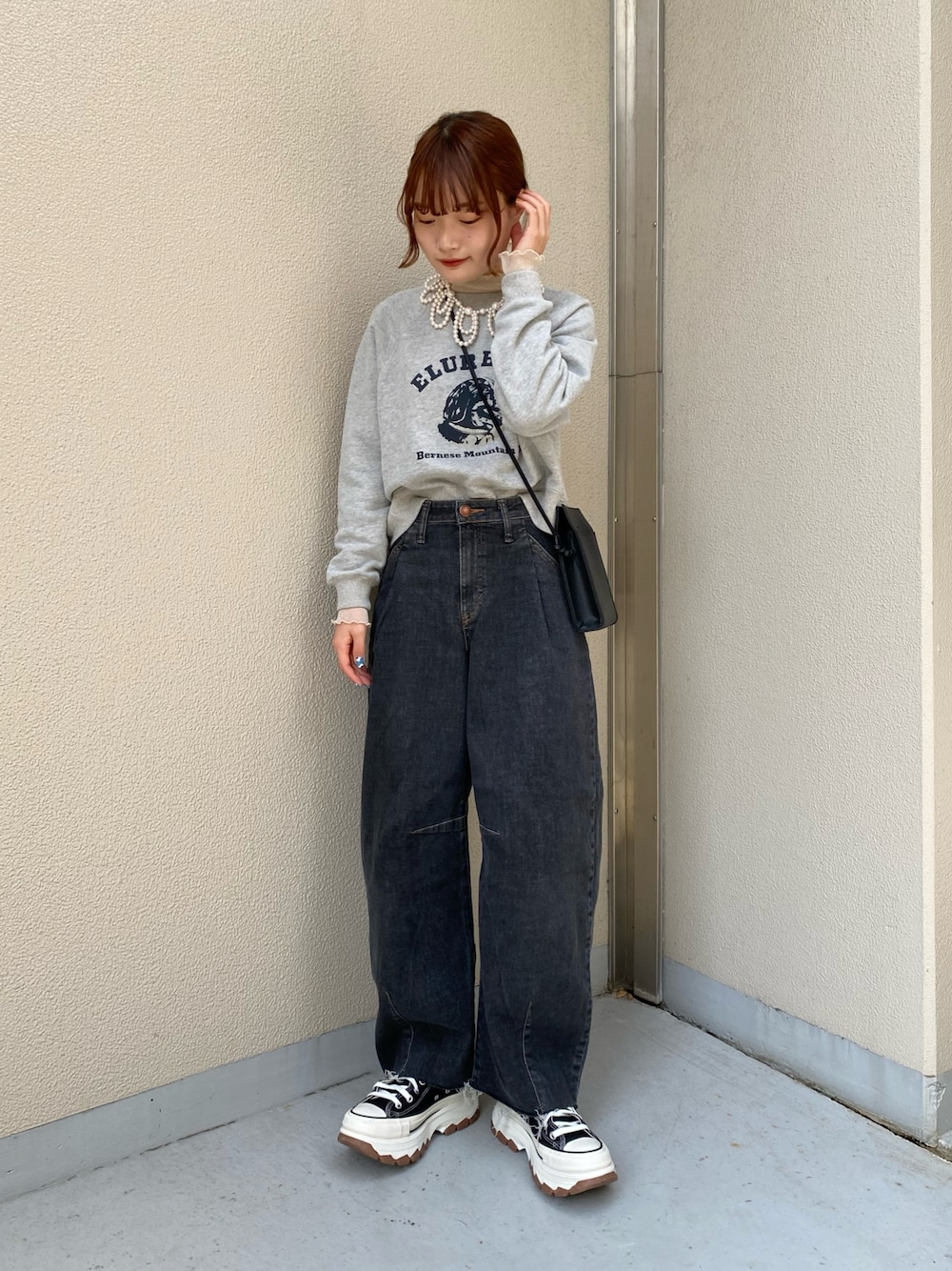 「ファッションを楽しもう、大人カジュアル、休日スタイル、お出かけコーデ、パンツスタイル、ブラック、モノトーン、厚底シューズ、スニーカー、ショルダーバッグ、デニム、スウェット」｜「Ray BEAMSのRay BEAMS / ダブル フリル パール ネックレス（ネックレス、ホワイト系）」を使った、木村 星南（せな）さん（レディース・162cm）の秋コーディネートの1枚目の写真