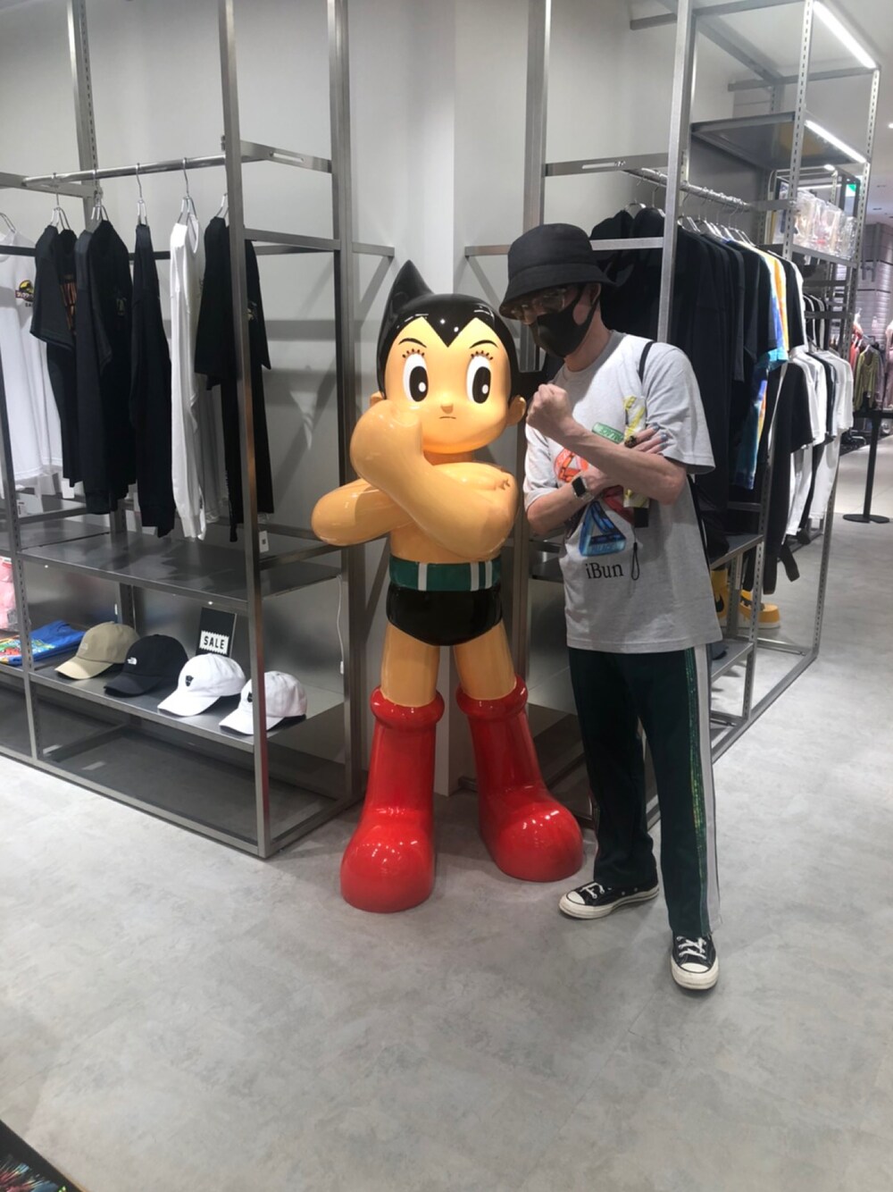 「スニーカーコーデ、palace、blackeyepatch、Tシャツ/カットソー」｜「COSのアイテム（ハット、ブラック系）」を使った、margeilaboyさん（メンズ・168cm）の夏コーディネートの1枚目の写真