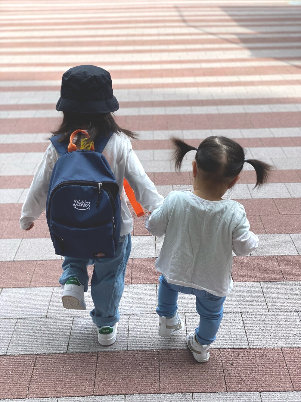 「キッズファッション、シンプルコーデ、休日スタイル、ラブアンドピース2021、おんなのこ、おとこのこ、兄妹コーデ、セットアップ、プチプラ」｜「PAPAPAPARKのバケットハット（ハット、ブラック系）」を使った、enq2さん（キッズ・90cm）の秋コーディネートの1枚目の写真
