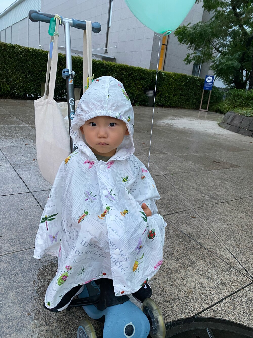「雨の日コーデ、雨、globber、insect collection、レインコート、レインポンチョ、レイングッズ、1歳、80cm、ラブアンドピース2021、kidsfashion、シンプルコーデ、秋コーデ、キッズファッション、カジュアル」｜「INSECT COLLECTIONのアイテム（ポンチョ、ホワイト系）」を使った、tao2020さん（キッズ・80cm）の秋コーディネートの1枚目の写真