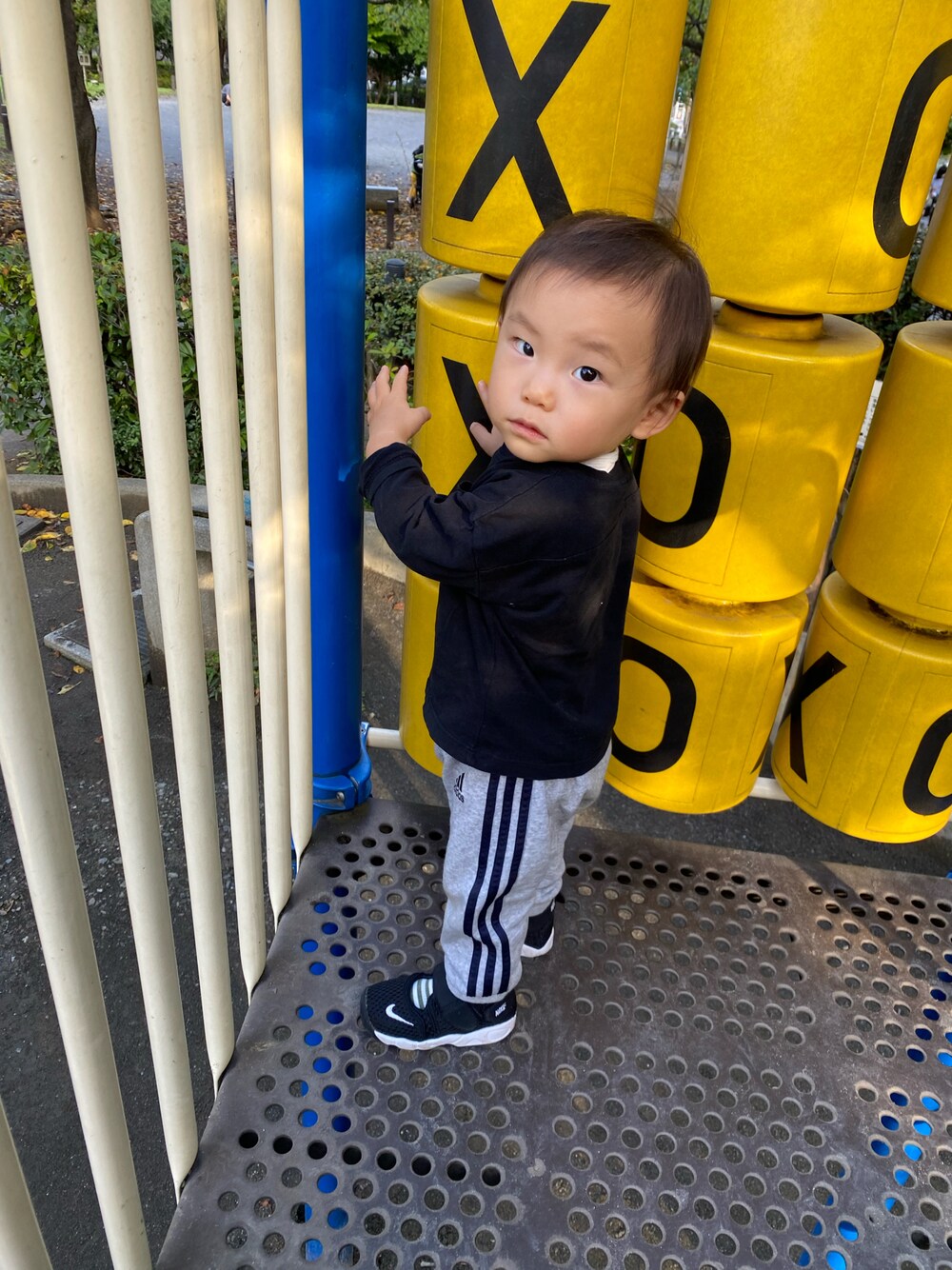 「カジュアル、シンプルコーデ、男の子、秋のコーデ、ラブアンドピース2021、エアリフト、1歳、公園、80cm」｜「ZARAのアイテム（Tシャツ/カットソー、ブラック系）」を使った、tao2020さん（キッズ・80cm）の秋コーディネートの1枚目の写真