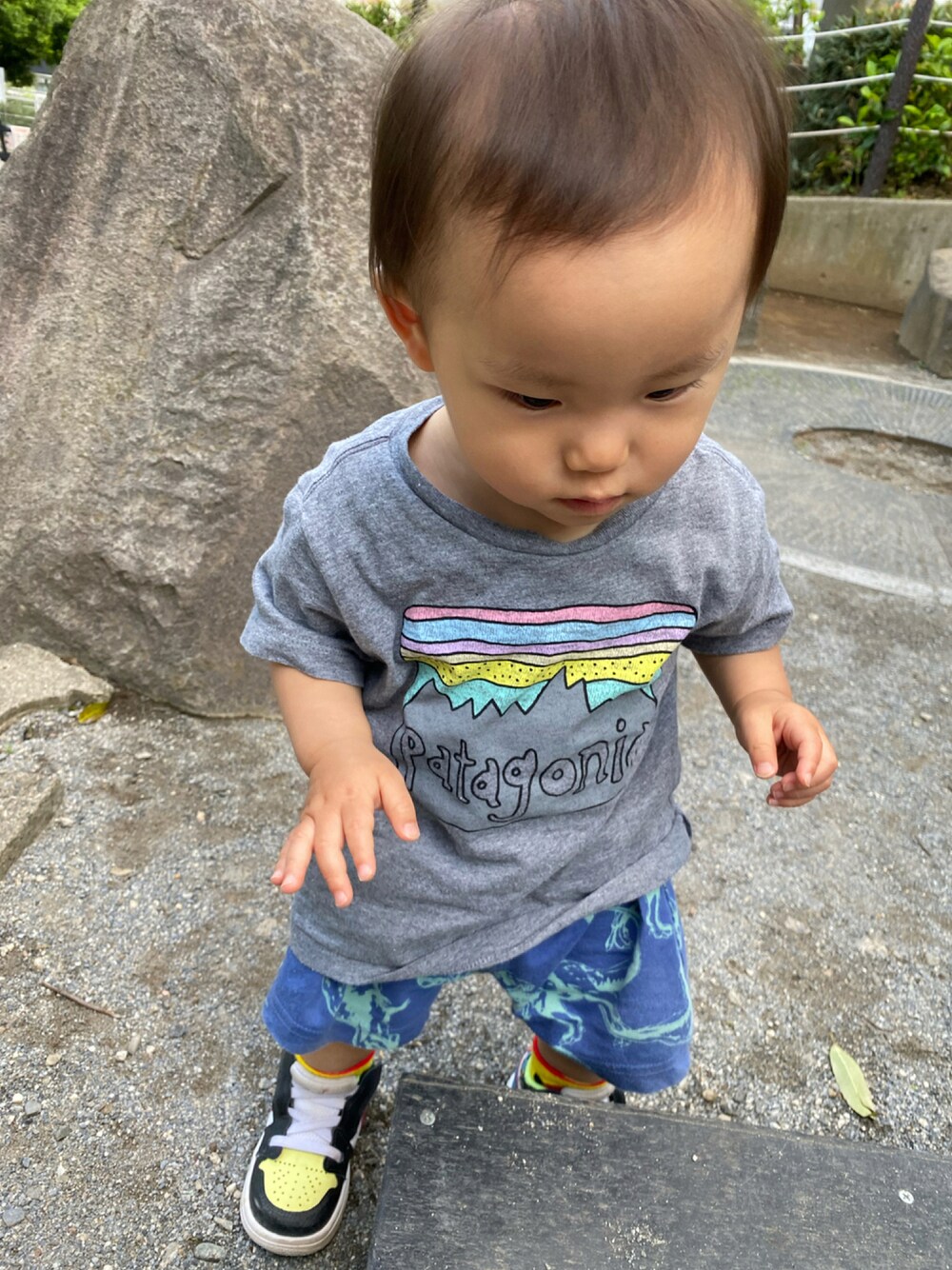 「プリントT、夏コーデ、キッズコーデ、キッズファッション、1歳、80cm、NIKE、男の子、カジュアル」｜「patagoniaのアイテム（Tシャツ/カットソー、グレー系）」を使った、tao2020さん（キッズ・80cm）の夏コーディネートの1枚目の写真