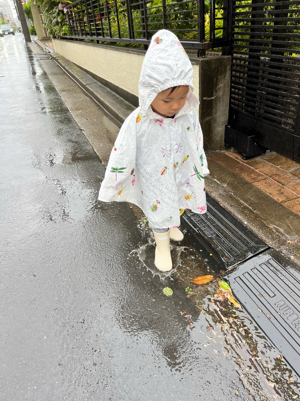 「ootd、男の子、カジュアルコーデ、おとこのこ、雨の日コーデ、長靴、kids、2歳、80cm」｜「INSECT COLLECTIONのアイテム（ポンチョ、ホワイト系）」を使った、tao2020さん（キッズ・80cm）の春コーディネートの1枚目の写真