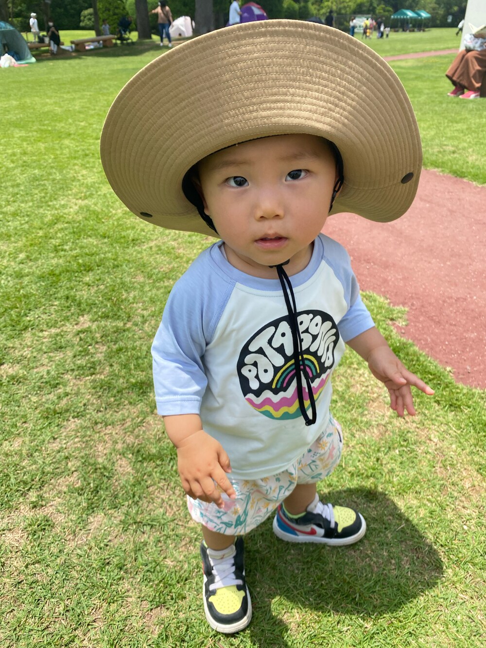 「夏コーデ、バケットハット、キッズコーデ、男の子、休日コーデ、ロゴT、ショートパンツ、1歳、80cm」｜「patagoniaのアイテム（Tシャツ/カットソー、ブルー系）」を使った、tao2020さん（キッズ・80cm）の夏コーディネートの1枚目の写真