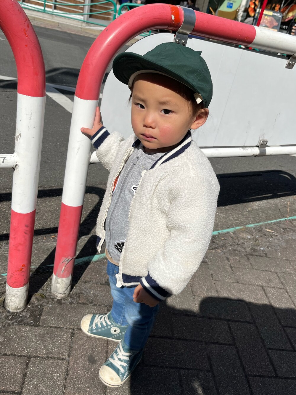 「キッズファッション、カジュアル、男の子コーデ、男の子、ストリート、お出かけコーデ、コンバース、スニーカー」｜「14+のKIDS恐竜キャップ（キャップ、グリーン系）」を使った、tao2020さん（キッズ・80cm）の春コーディネートの1枚目の写真