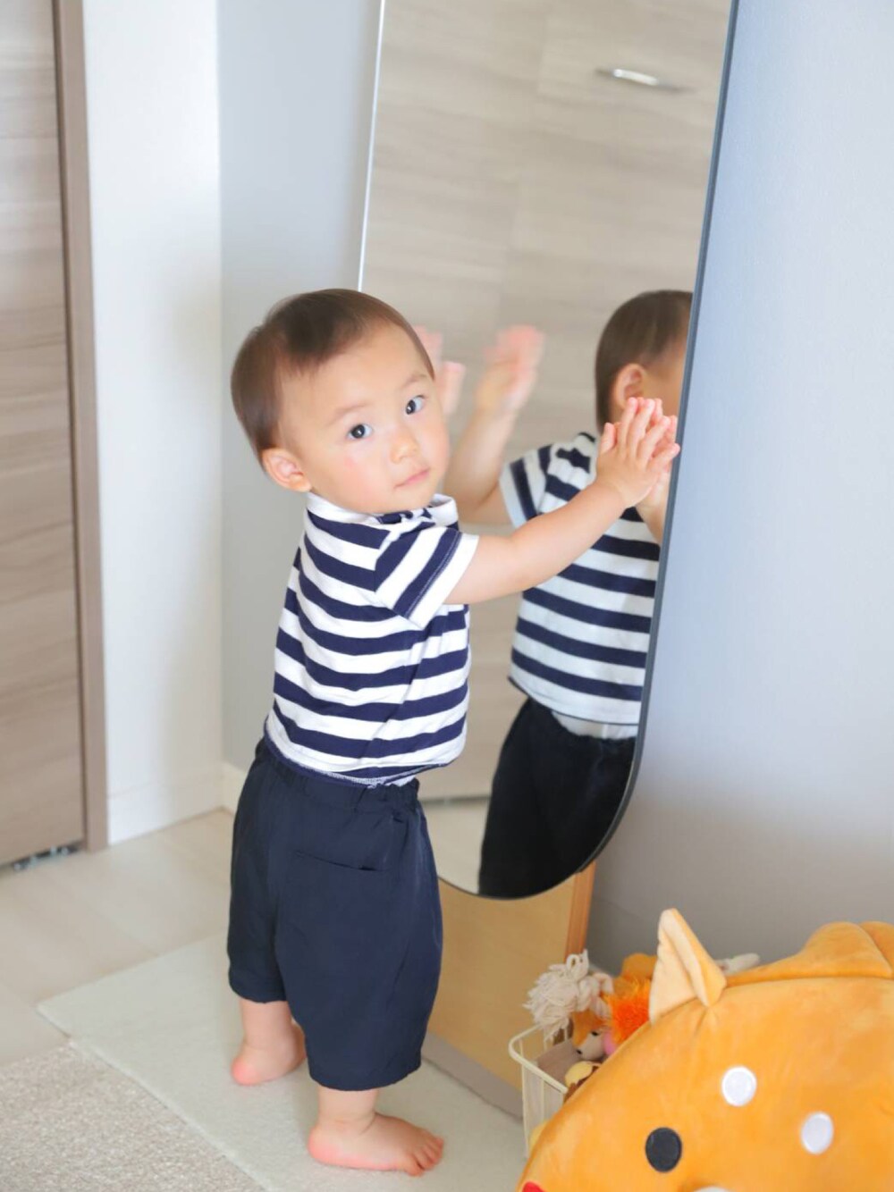 「ボーダー、Tシャツ、おとこのこ、休日コーデ、夏休み、1歳、80cm、男の子、ネイビー、ネイビー×ホワイト、ネイビーコーデ」｜「無印良品のアイテム（Tシャツ/カットソー、ホワイト系）」を使った、tao2020さん（キッズ・80cm）の夏コーディネートの1枚目の写真