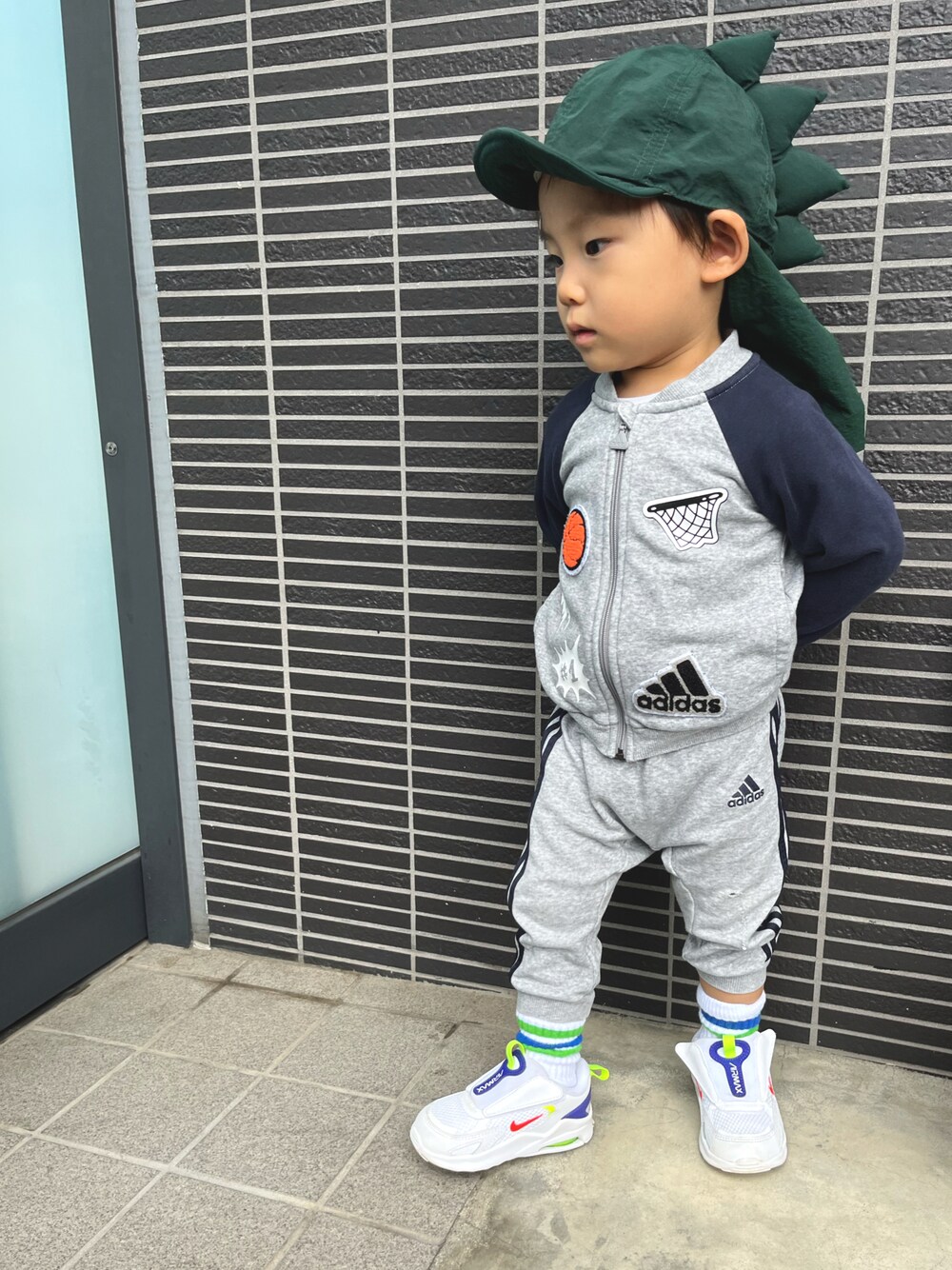 「NIKE、キッズファッション、秋コーデ、休日スタイル、スウェット、男の子、カジュアル、男の子コーデ、キャップ、2歳」｜「NIKEのアイテム（スニーカー、ホワイト系）」を使った、tao2020さん（キッズ・80cm）の秋コーディネートの1枚目の写真