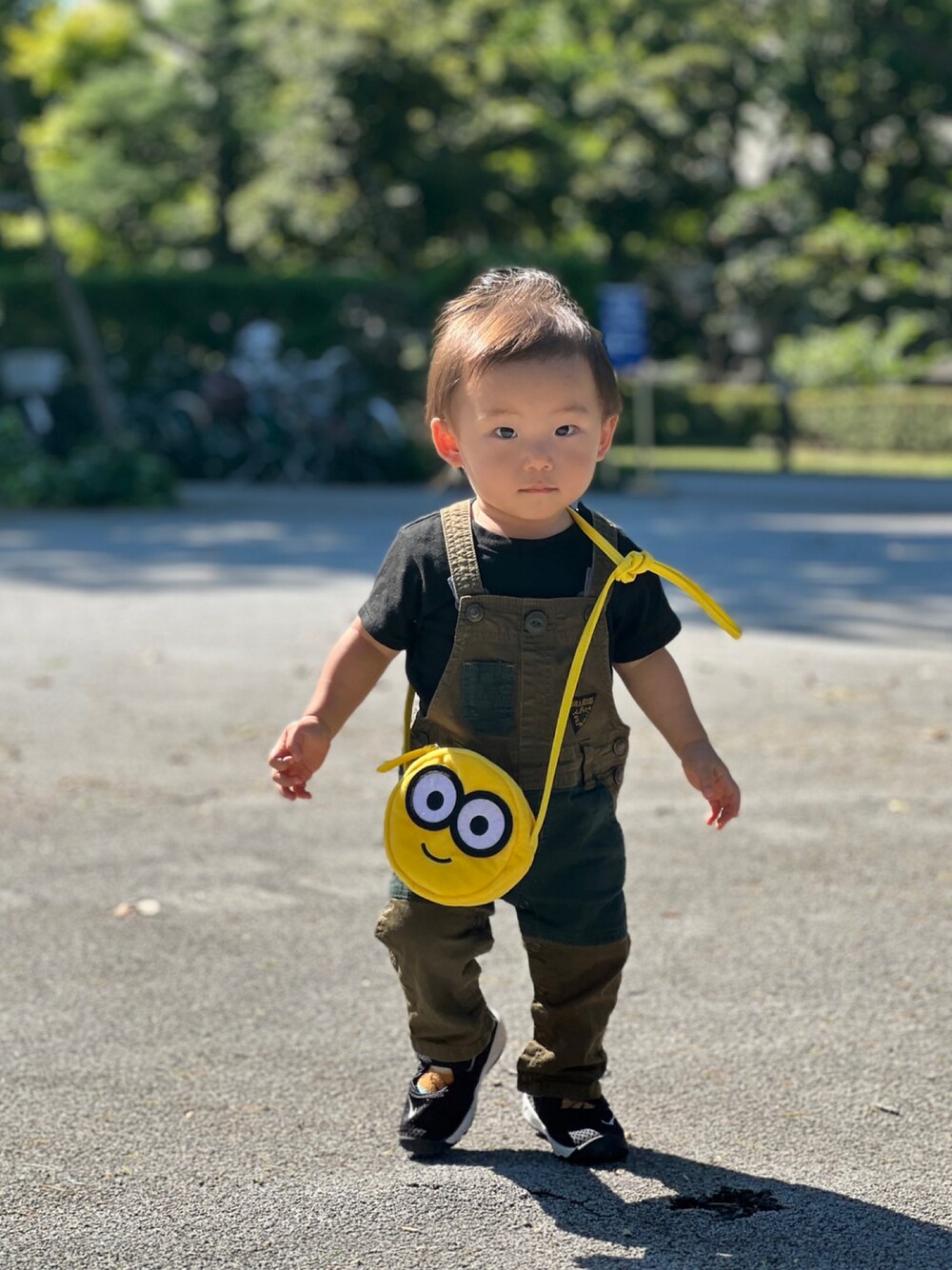 「オーバーオール、休日スタイル、男の子、おとこのこ、男の子コーデ、babyboy、秋コーデ、キッズファッション、80cm、オーバーオール男子、オーバーオールコーデ、秋服準備はじめました、秋トレンド2021、ショルダーバッグ」｜「BRANSHESのアイテム（つなぎ/オールインワン、グリーン系）」を使った、tao2020さん（キッズ・80cm）の秋コーディネートの1枚目の写真