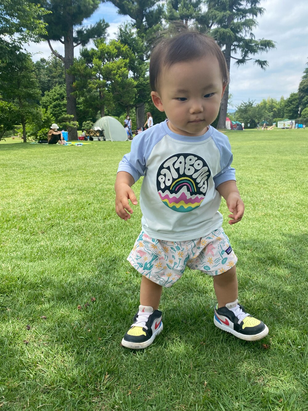 「patagonia、パタゴニア、ロゴT、スニーカー、パタゴニアキッズ、夏コーデ、公園、ベビーコーデ、キッズコーデ」｜「patagoniaのアイテム（Tシャツ/カットソー、ホワイト系）」を使った、tao2020さん（キッズ・80cm）の夏コーディネートの1枚目の写真