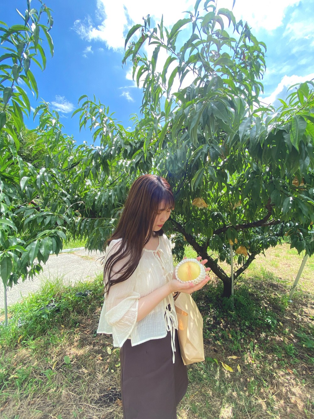 「シンプルスタイル、大人女子、休日スタイル、おしゃれさんと繋がりたい、韓国ファッション、カジュアルガーリー、大人可愛い、キャミソール、アイボリー」｜「INGNIの前リボンマジョリカプリーツブラウス（シャツ/ブラウス、ホワイト系）」を使った、wakanaさん（レディース・163cm）の春コーディネートの1枚目の写真