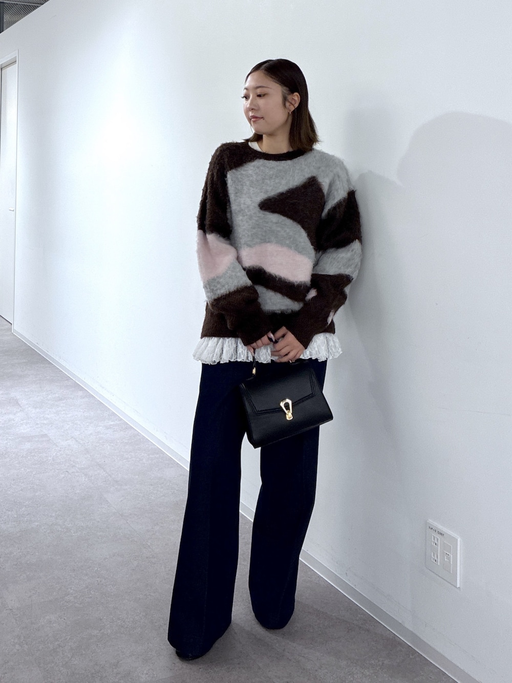 ブラウン系のTシャツ/カットソー、ブルー系のデニムパンツ、ホワイト系のトートバッグを着用したレディースの秋コーディネートの1枚目の写真