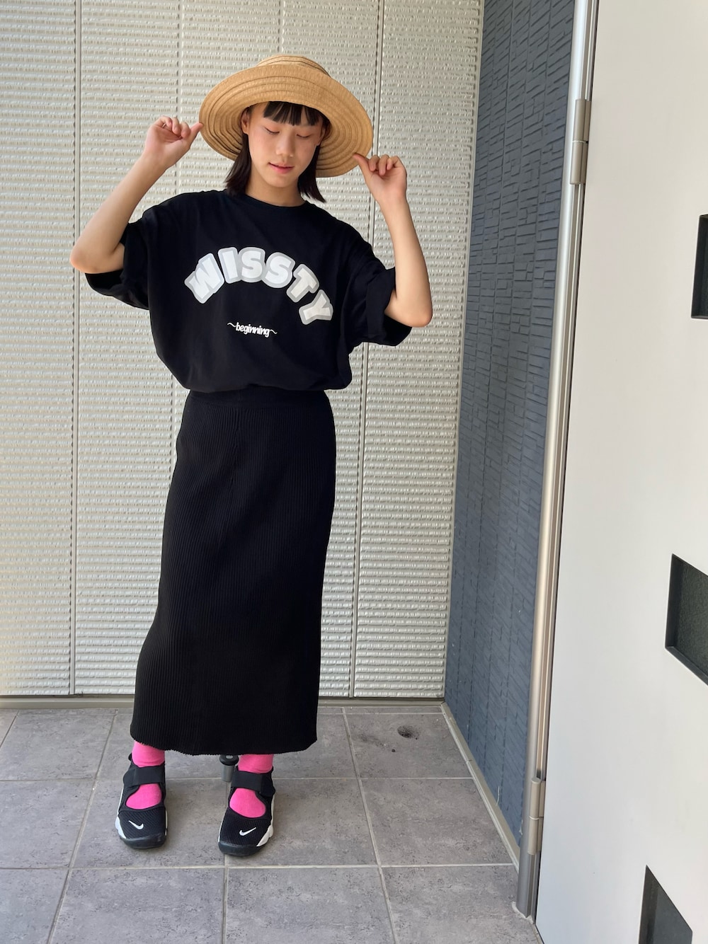 「お出かけコーデ、ブラック、ブラックコーデ、麦わら帽子、エアリフト、ロゴT、ビッグシルエット、タイトスカート、wissty、カジュアル、シンプルコーデ、プチプラ、ロングスカート、スカート、夏コーデ」｜「DAISOのアイテム（帽子、ベージュ系）」を使った、kanaさん（キッズ・156cm）の夏コーディネートの1枚目の写真