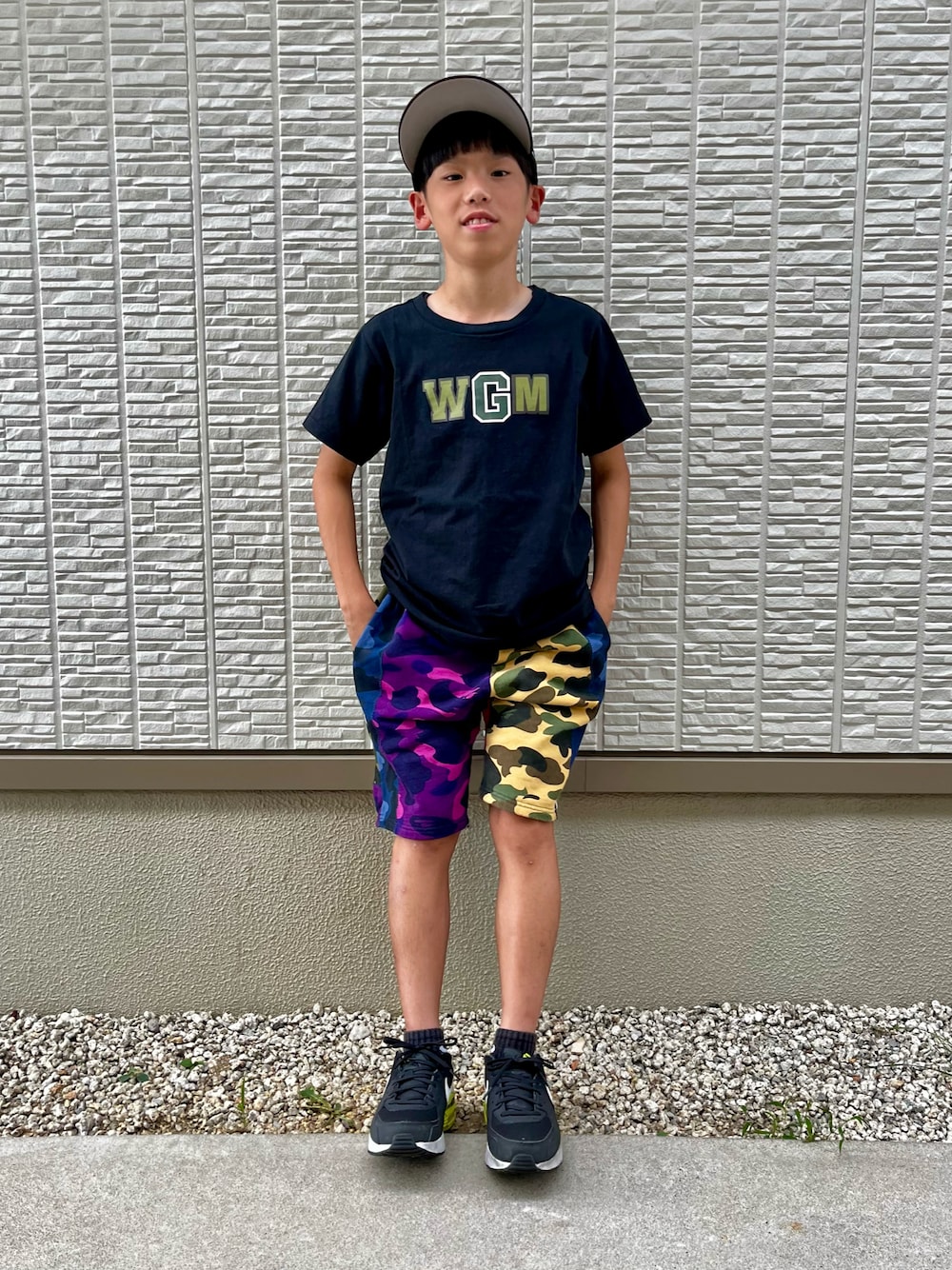 Supreme のキャップを使った「迷彩パンツ」の人気ファッション