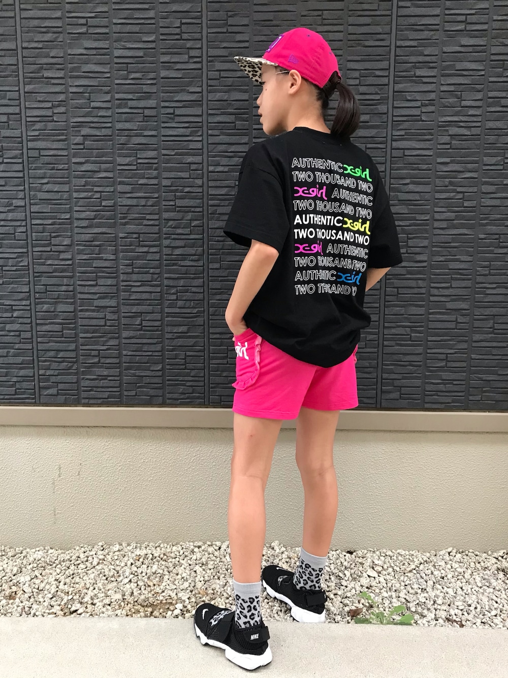 「本気のパー子、レオパード、ネオンカラー、ビタミンカラー、ピンク、ロゴT、エアリフト、NIKE、x-girl stages、ショートパンツ、フリル、キャップ、楽チンコーデ、カジュアル、ストリート」｜「X-girl Stagesのアイテム（キャップ、ピンク系）」を使った、kanaさん（キッズ・138cm）の夏コーディネートの1枚目の写真