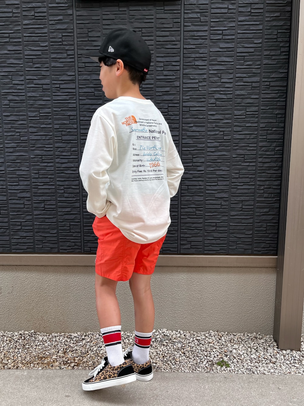「春夏コーデ、ロンT、THE NORTH FACE、キャップ、ショートパンツ、お出かけコーデ、ビタミンカラー、オレンジ、オレンジデイズ、ストリート、カジュアルコーデ、レオパード、休日スタイル」｜「Supreme のアイテム（キャップ、ブラック系）」を使った、kanaさん（キッズ・137cm）の春コーディネートの1枚目の写真