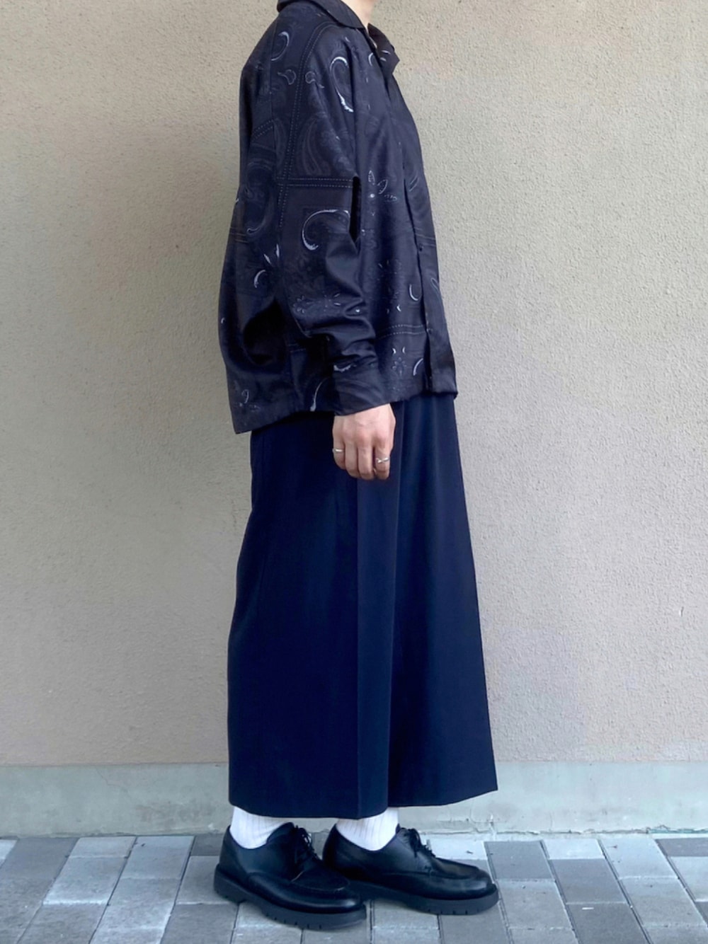 「ペイズリー柄、ネイビー、秋のコーデ、革靴、大人コーデ、モード、きれいめカジュアル、個性派、ootd、シンプルコーデ、シャツスタイル、秋冬コーデ、ジェンダーフリー、おしゃれさんと繋がりたい、秋服準備はじめました」｜「DOOPZのDOOPZ ペイズリードルマンスリーブシャツ（シャツ/ブラウス、ブルー系）」を使った、Sohさん（メンズ・166cm）の秋コーディネートの1枚目の写真